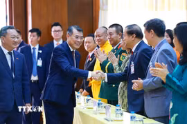 Thủ tướng Lê Minh Hưng với cán bộ, nhân viên Đại sứ quán và cộng đồng người Việt Nam tại Lào. (Ảnh: Dương Giang/TTXVN)