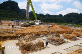 Nhà thầu xây dựng trường nội trú liên cấp xã Hạ Lang huy động nhiều máy móc, phương tiện hiện đại vào thi công để đẩy nhanh tiến độ công trình. (Ảnh: Quốc Đạt/TTXVN)