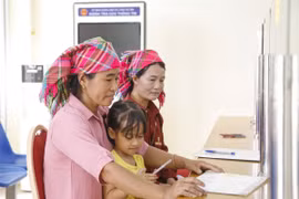 Đồng bào dân tộc Hà Nhì làm thủ tục tại Trung tâm phục vụ hành chính công xã biên giới Sín Thầu, tỉnh Điện Biên. (Ảnh: Trung Kiên/TTXVN)