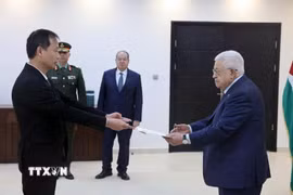 Đại sứ Nguyễn Nam Dương trình Thư ủy nhiệm của Chủ tịch nước Lương Cường lên Tổng thống Palestine Mahmoud Abbas. (Ảnh: TTXVN phát)