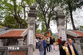 Người dân đi lễ đền Voi Phục. (Ảnh: Khánh Hòa/TTXVN)