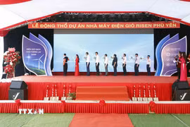 Các đại biểu ấn nút động thổ dự án. (Ảnh: Quang Quyết/TTXVN)