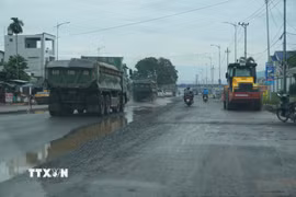 Mật độ xe tải trọng lớn và xe container lưu thông cao trong khi lòng đường bị thu hẹp do rào chắn, tập kết vật liệu dồn ứ dẫn đến ùn tắc giờ cao điểm. (Ảnh: Anh Dũng/TTXVN)