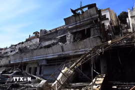 Tòa nhà bị trúng không kích của Israel tại Damascus, Syria. (Ảnh: THX/TTXVN)