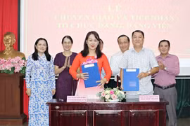 Lễ tiếp nhận và chuyển giao 4 tổ chức cơ sở đảng và 137 đảng viên trực thuộc Đảng ủy Khối cơ sở Bộ Nông nghiệp và Phát triển nông thôn về Đảng bộ Khối Doanh nghiệp Thành phố Hồ Chí Minh. (Ảnh minh họa. Nguồn: Đảng bộ Thành phố Hồ Chí Minh)