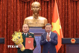 Tổng Bí thư, Chủ tịch nước Tô Lâm trao Quyết định thăng quân hàm từ Trung tướng lên Thượng tướng đối với đồng chí Lê Quang Đạo, Phó Tổng Tham mưu trưởng Quân đội Nhân dân Việt Nam. (Ảnh: Thống Nhất/TTXVN)