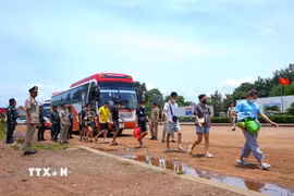 Công dân Việt Nam được cơ quan chức năng Campuchia trao trả tại Cửa khẩu quốc tế Xa Mát, tỉnh Tây Ninh. (Ảnh: Minh Phú/TTXVN)