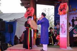 Liền anh, liền chị đắm say với làn điệu giao duyên. (Ảnh: Thanh Thương/TTXVN)