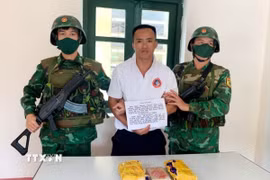 Đối tượng Lương Văn Thoi (sinh năm 1997), trú bản Tân Tiến, xã Chiêu Lưu, tỉnh Nghệ An tại cơ quan chức năng. (Ảnh: TTXVN phát)
