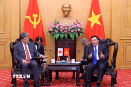 Giáo sư-Tiến sỹ Nguyễn Xuân Thắng, Chủ tịch Hội đồng Lý luận Trung ương tiếp ông Hagiuda Koichi, Quyền Tổng Thư ký Đảng Dân chủ Tự do Nhật Bản. (Ảnh: Văn Điệp/TTXVN)