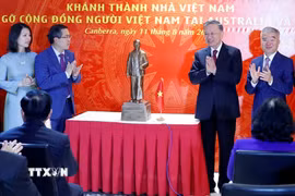 Tổng Bí thư, Chủ tịch nước Tô Lâm tặng bức tượng Chủ tịch Hồ Chí Minh cho Đại sứ quán Việt Nam tại Australia. (Ảnh: Thống Nhất/TTXVN)