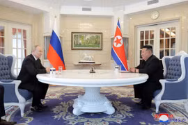 Tổng thống Nga Vladimir Putin (trái) và nhà lãnh đạo Triều Tiên Kim Jong-un ký hiệp ước về quan hệ Đối tác Chiến lược Toàn diện giữa hai nước ngày 19/6/2024. (Ảnh: Yonhap/TTXVN)