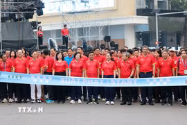 Thường trực Ban Bí thư Trần Cẩm Tú, Phó Thủ tướng Phạm Thị Thanh Trà cùng các đại biểu tham gia chạy hưởng ứng phong trào. (Ảnh: Phương Hoa/TTXVN)