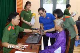 Thực hiện thủ tục thu nhận mẫu sinh phẩm ADN thân nhân liệt sỹ tại Trụ sở Công an phường Vị Tân, thành phố Cần Thơ. (Ảnh: Duy Khương/TTXVN)