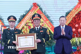 Tổng Bí thư, Chủ tịch nước Tô Lâm trao Danh hiệu Anh hùng Lực lượng Vũ trang Nhân dân tặng Bộ Tư lệnh Thủ đô Hà Nội. (Ảnh: Thống Nhất/TTXVN)