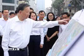 Tổng Bí thư, Chủ tịch nước Tô Lâm kiểm tra việc thực hiện dự án đường Vành đai 2,5 thuộc địa bàn phường Cầu Giấy. (Ảnh: Thống Nhất/TTXVN)