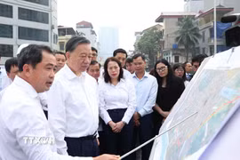 Tổng Bí thư, Chủ tịch nước Tô Lâm kiểm tra việc thực hiện dự án đường Vành đai 2,5 thuộc địa bàn phường Cầu Giấy. (Ảnh: Thống Nhất/TTXVN)