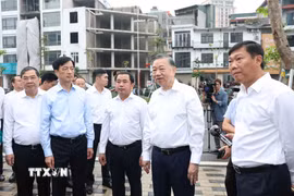 Tổng Bí thư, Chủ tịch nước Tô Lâm thị sát, kiểm tra việc thực hiện dự án đường Vành đai 1 thuộc địa bàn phường Ô Chợ Dừa. (Ảnh: Thống Nhất/TTXVN)