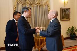 Thủ tướng Lê Minh Hưng chào Quốc vương Campuchia Norodom Sihamoni. (Ảnh: Dương Giang/TTXVN)