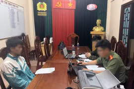 Thí sinh N.P.T.S (sinh năm 2007, trú tại huyện Lâm Hà) là người sử dụng thiết bị công nghệ cao để chuyển đề thi ra ngoài, làm việc với cơ quan công an. (Ảnh: TTXVN phát)