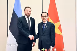 Bộ trưởng Ngoại giao Lê Hoài Trung đón Bộ trưởng Ngoại giao Estonia Margus Tsahkna. (Ảnh: TTXVN phát)
