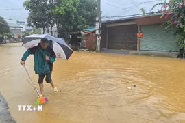 Điểm ngập úng nặng nhất tập trung tại tổ 2 và tổ 4 Duyên Hải, phường Lào Cai. (Ảnh: Hương Thu/TTXVN)