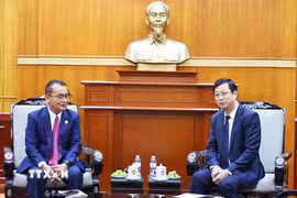 Phó Chủ tịch Ủy ban Trung ương Mặt trận Tổ quốc Việt Nam Cao Xuân Thạo tiếp Ủy viên Trung ương Mặt trận Lào xây dựng đất nước, Ủy viên Ban Thường vụ Thành ủy, Chủ tịch Mặt trận Lào xây dựng đất nước Thủ đô Vientiane Phôngxảvẳn Sỉliphăn. (Ảnh: Minh Đức/TTXVN)