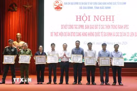 Khen thưởng tập thể, cá nhân có thành tích xuất sắc trong công tác giải phóng mặt bằng dự án. (Ảnh: Thái Hùng/TTXVN)