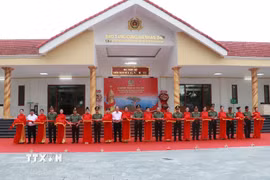 Lãnh đạo Bộ Công an và lãnh đạo tỉnh Cà Mau thực hiện nghi thức cắt băng khánh thành công trình nâng cấp Khu Di tích Hòn Đá Bạc. (Ảnh: Huỳnh Anh/TTXVN)