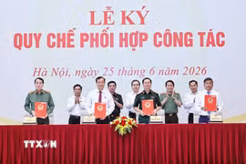 Chủ tịch Quốc hội Trần Thanh Mẫn và đại biểu chứng kiến Lễ ký Quy chế phối hợp công tác giữa Ủy ban Quốc phòng, An ninh và Đối ngoại của Quốc hội với Bộ Quốc phòng, Bộ Công an và Bộ Ngoại giao. (Ảnh: Doãn Tấn/TTXVN)