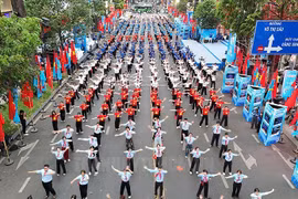 Tiết mục đồng diễn dân vũ. (Nguồn: Trang thông tin điện tử Đảng bộ Thành phố Hồ Chí Minh)
