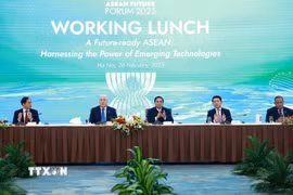 Thủ tướng Phạm Minh Chính và Thủ tướng New Zealand Christopher Luxon tham dự Phiên làm việc về công nghệ. (Ảnh: Dương Giang/TTXVN)