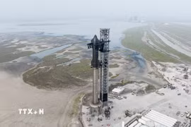 Tàu vũ trụ Starship trên bệ phóng ở Boca Chica, bang Texas, Mỹ. (Ảnh: THX/TTXVN)