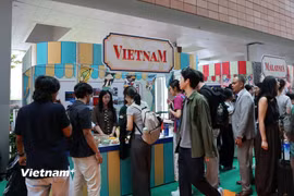 Gian hàng Việt Nam tại Lễ hội Văn hóa Đại học HKU. (Nguồn: Vietnam+)
