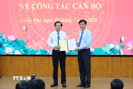 Trưởng Ban Tổ chức Trung ương Nguyễn Duy Ngọc trao Quyết định của Bộ Chính trị điều động, phân công, chỉ định đồng chí Đỗ Thanh Bình giữ chức Bí thư Thành ủy Cần Thơ nhiệm kỳ 2025- 2030. (Ảnh: Thanh Liêm/TTXVN)