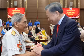 Tổng Bí thư, Chủ tịch nước Tô Lâm và các đảng viên lão thành nhận Huy hiệu Đảng. (Ảnh: Thống Nhất/TTXVN)