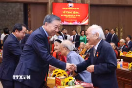 Tổng Bí thư, Chủ tịch nước Tô Lâm với các đảng viên lão thành nhận Huy hiệu Đảng. (Ảnh: Văn Điệp/TTXVN)