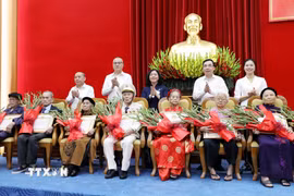 Ủy viên Bộ Chính trị, Bí thư Trung ương Đảng, Chủ tịch Ủy ban Trung ương Mặt trận Tổ quốc Việt Nam Bùi Thị Minh Hoài cùng các đồng chí lãnh đạo Tỉnh ủy, Hội đồng Nhân dân, Ủy ban Nhân dân, Ủy ban Mặt trận Tổ quốc Việt Nam tỉnh Phú Thọ trao tặng Huy hiệu 80 năm tuổi Đảng cho các đảng viên tại buổi lễ. (Ảnh: Tạ Toàn/TTXVN)