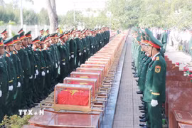 Đơn vị chức năng thực hiện nghi thức lễ an táng các hài cốt liệt sỹ tại Nghĩa trang liệt sỹ thành phố Cần Thơ. (Ảnh: Ngọc Thiện/TTXVN)