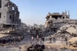 Những tòa nhà bị phá hủy ở Dải Gaza. (Ảnh: IRNA/TTXVN)