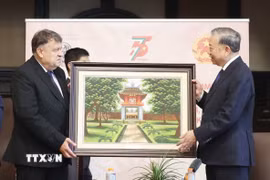Tổng Bí thư Tô Lâm tặng Hiệu trưởng Trường Đại học Sofia Georgi Valchev bức tranh lưu niệm. (Ảnh: Thống Nhất/TTXVN)