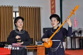 Buổi luyện tập tại Câu lạc bộ hát Then, đàn tính xã Lục Ngạn (Bắc Ninh). (Ảnh: Danh Lam/TTXVN)