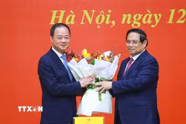 Thủ tướng Phạm Minh Chính trao quyết định và tặng hoa chúc mừng ông Trần Hồng Thái giữ chức Chủ tịch Viện Hàn lâm Khoa học và Công nghệ Việt Nam. (Ảnh: Dương Giang/TTXVN)