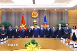 Thủ tướng Lê Minh Hưng với Trưởng đoàn các nước tham dự Hội nghị các nước ASEAN về hợp tác đấu tranh với tội phạm truy nã. (Ảnh: Dương Giang/TTXVN)