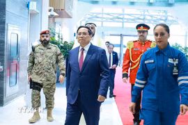 Thủ tướng Phạm Minh Chính đến thăm Tổ hợp lọc hóa dầu Al-Zour. (Ảnh: Dương Giang/TTXVN)