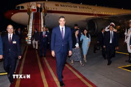Thủ tướng Tây Ban Nha Pedro Sánchez tới Hà Nội, bắt đầu thăm chính thức Việt Nam. (Ảnh: Phạm Kiên/TTXVN)