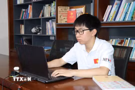 Em Thái Văn Gia Kiên bên góc học tập tại nhà. (Ảnh: Hoàng Ngà/TTXVN)