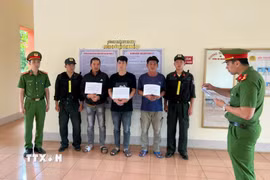 Công an tỉnh Lai Châu bắt giữ các đối tượng trong vụ án làm giả con dấu, các loại giấy tờ giả. (Ảnh: TTXVN phát)