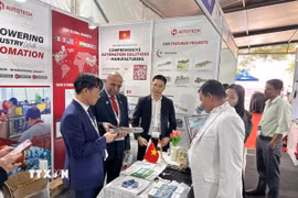 Tham tán Thương mại Đại sứ quán Việt Nam tại Ấn Độ, ông Bùi Trung Thướng (thứ nhất bên trái) và Lãnh sự Danh dự Việt Nam tại Bangalore - ông N. Srinivasa Murthy tham quan gian hàng Việt Nam. (Ảnh do Thương vụ Việt Nam cung cấp/TTXVN phát)