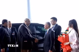 Phó Chủ nhiệm Ủy ban Quốc phòng, An ninh và Đối ngoại của Quốc hội Đôn Tuấn Phong đón Chủ tịch Hạ viện Jordan Mazen Turki El Qadi tại Sân bay quốc tế Nội Bài. (Ảnh: Tuấn Anh/TTXVN)